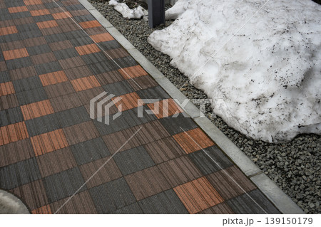 雪が残るタイルの道 139150179