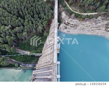 Assessment of spillway and concrete gates over vibrant reservoir using drone inspection techniques Assessment of spillway and concrete gates over vibrant reservoir using drone inspection techniques 139150234