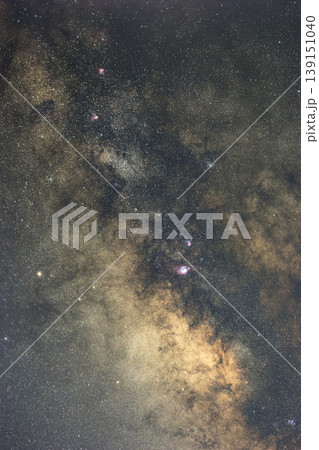 夏の星空 天の川の中心部 縦位置 夏の星空 天の川の中心部 縦位置 139151040