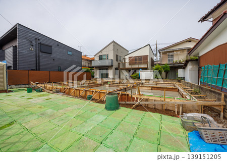 住宅街における戸建て住宅の基礎工事風景 住宅街における戸建て住宅の基礎工事風景 139151205