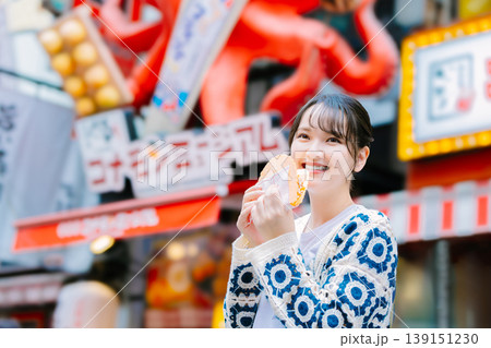 大阪道頓堀で名物のたこせんを食べる女性 139151230