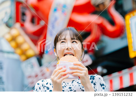 大阪道頓堀で名物のたこせんを食べる女性 139151232