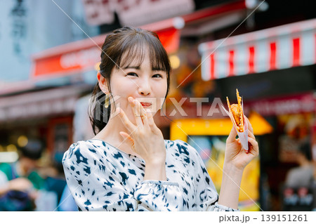 大阪道頓堀で名物のたこせんを食べる女性 139151261