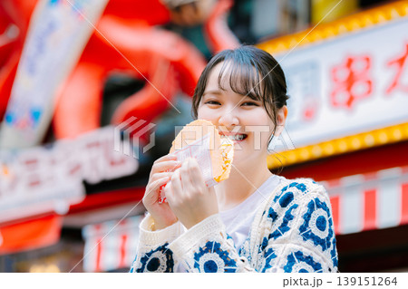 大阪道頓堀で名物のたこせんを食べる女性 139151264
