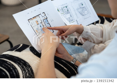 家の設計図を持って相談しているカップル 家の設計図を持って相談しているカップル 139151342