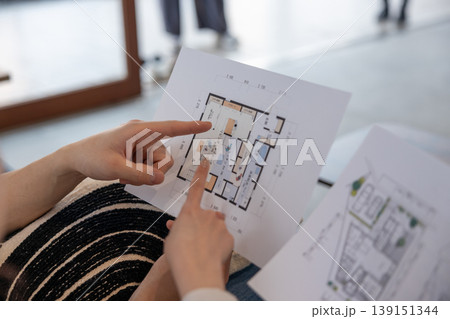 家の設計図を持って相談しているカップル 家の設計図を持って相談しているカップル 139151344
