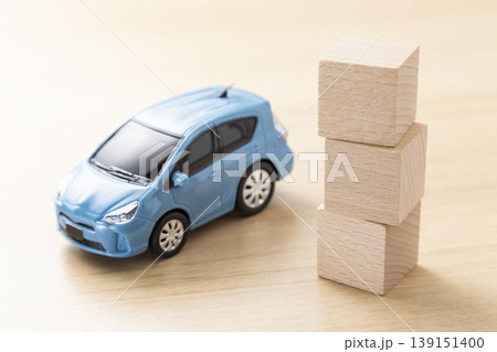 車の模型と無地のブロック 車の模型と無地のブロック 139151400