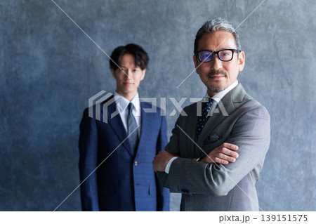 ビジネスマン 先輩 後輩 ポートレート ビジネスマン 先輩 後輩 ポートレート 139151575