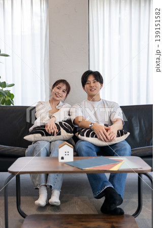 家造りを考えている若いカップル 家造りを考えている若いカップル 139151582