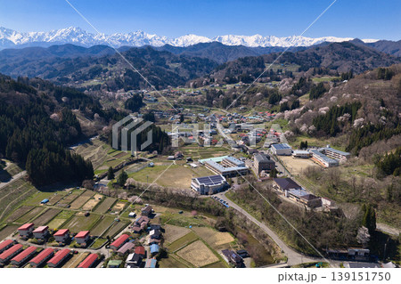 満開の二反田の桜と残雪の白馬連峰 長野県小川村(ドローンによる空撮) 満開の二反田の桜と残雪の白馬連峰 長野県小川村(ドローンによる空撮) 139151750