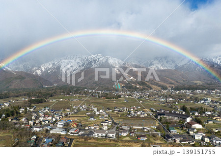 白馬村にかかる美しい虹と残雪の八方尾根 長野県白馬村(ドローンによる空撮) 白馬村にかかる美しい虹と残雪の八方尾根 長野県白馬村(ドローンによる空撮) 139151755