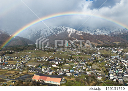 白馬村にかかる美しい虹と残雪の八方尾根 長野県白馬村(ドローンによる空撮) 白馬村にかかる美しい虹と残雪の八方尾根 長野県白馬村(ドローンによる空撮) 139151760