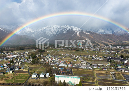 白馬村にかかる美しい虹と残雪の八方尾根 長野県白馬村(ドローンによる空撮) 白馬村にかかる美しい虹と残雪の八方尾根 長野県白馬村(ドローンによる空撮) 139151763