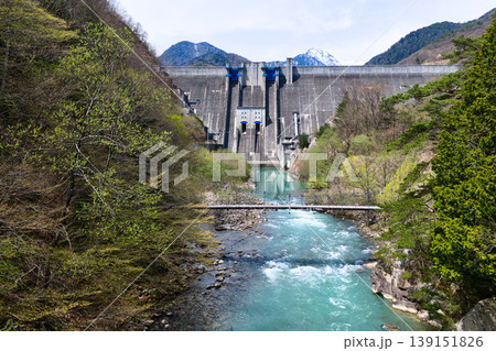 大町ダムと小太郎つり橋　長野県大町市（ドローンによる空撮） 139151826