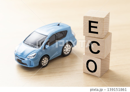 「ECO」と書かれたブロックとエコカー 「ECO」と書かれたブロックとエコカー 139151861