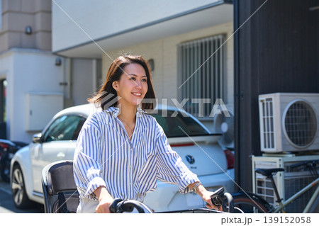 晴れた日に笑顔でママチャリを運転する日本人女性 晴れた日に笑顔でママチャリを運転する日本人女性 139152058