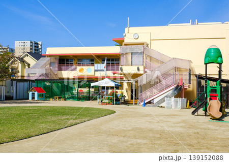 幼稚園園舎と園庭 139152088