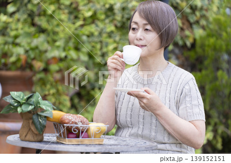 テラスでコーヒーを飲むシニア女性 テラスでコーヒーを飲むシニア女性 139152151