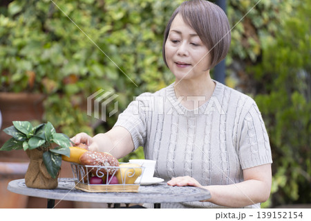 テラスでコーヒーを飲むシニア女性 139152154
