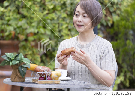 テラスでコーヒーを飲むシニア女性 139152158