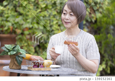 テラスでコーヒーを飲むシニア女性 139152161