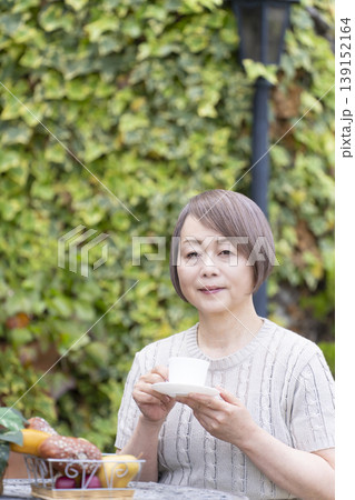 テラスでコーヒーを飲むシニア女性 テラスでコーヒーを飲むシニア女性 139152164