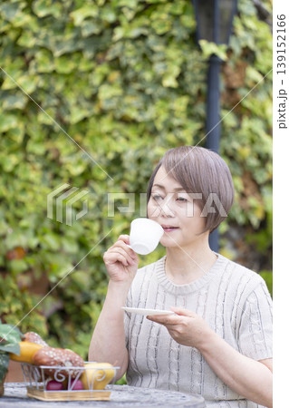 テラスでコーヒーを飲むシニア女性 テラスでコーヒーを飲むシニア女性 139152166