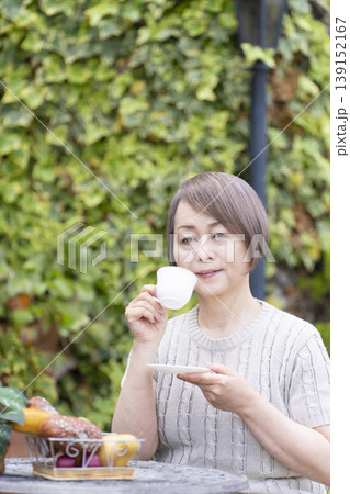 テラスでコーヒーを飲むシニア女性 テラスでコーヒーを飲むシニア女性 139152167