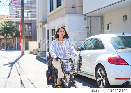 晴れた日に笑顔でママチャリを運転する日本人女性 139152192