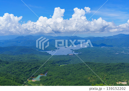 磐梯山登山道から望む桧原湖と奥羽山脈の絶景 福島県の自然風景 139152202