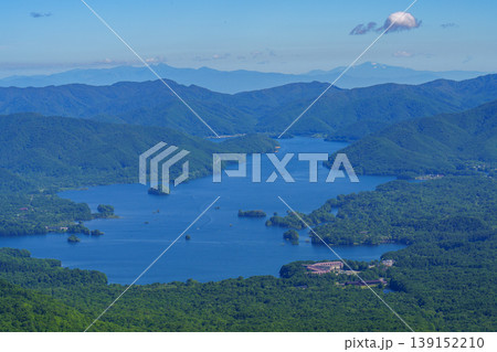 磐梯山登山道から望む桧原湖と奥羽山脈の絶景 福島県の自然風景 磐梯山登山道から望む桧原湖と奥羽山脈の絶景 福島県の自然風景 139152210