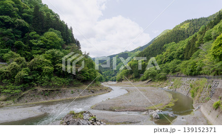 群馬県：神流（かんな）川の「お蝶ヶ穴」から上流の景色／神流町 139152371