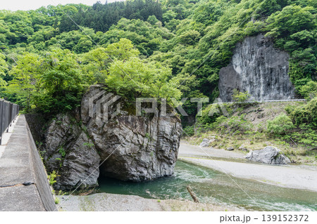 群馬県:お蝶ヶ穴/神流川にある巨岩の穴/神流町 群馬県:お蝶ヶ穴/神流川にある巨岩の穴/神流町 139152372
