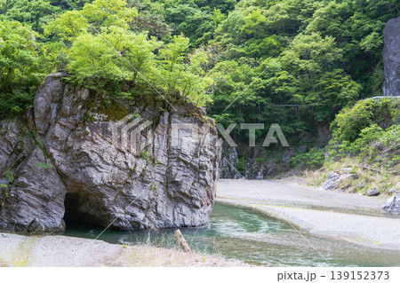 群馬県:お蝶ヶ穴/神流川にある巨岩の穴/神流町 群馬県:お蝶ヶ穴/神流川にある巨岩の穴/神流町 139152373