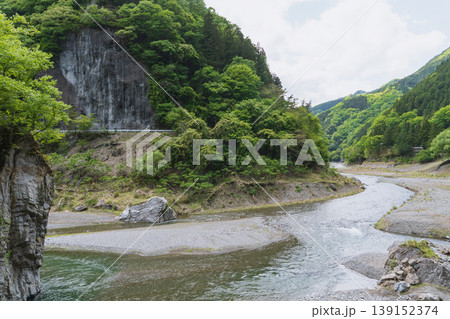 群馬県：神流（かんな）川の「お蝶ヶ穴」／上流の景色／神流町 139152374