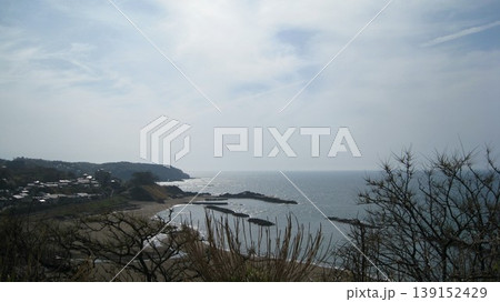 岬の上の公園から見えた海と砂浜と岬 139152429