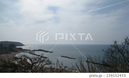 岬の上の公園から見えた海と砂浜と岬 岬の上の公園から見えた海と砂浜と岬 139152433