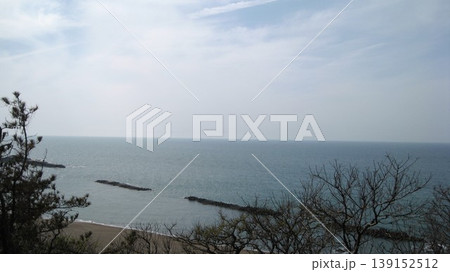 岬の上の公園から見えた海と砂浜 139152512