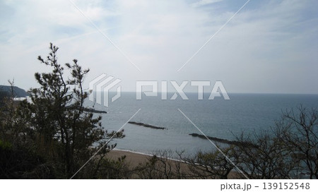 岬の上の公園から見えた海と砂浜と岬 岬の上の公園から見えた海と砂浜と岬 139152548