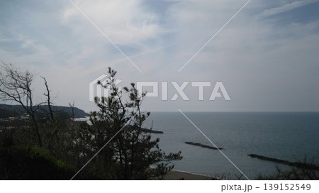 岬の上の公園から見えた海と砂浜と岬 139152549