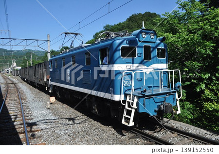 石灰石を運ぶ埼玉・秩父鉄道の貨物列車 139152550
