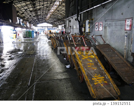 今は無い東京・築地市場に置かれた魚屋の荷車 今は無い東京・築地市場に置かれた魚屋の荷車 139152551