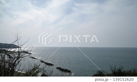 岬の上の公園から見えた海と砂浜と岬 岬の上の公園から見えた海と砂浜と岬 139152620