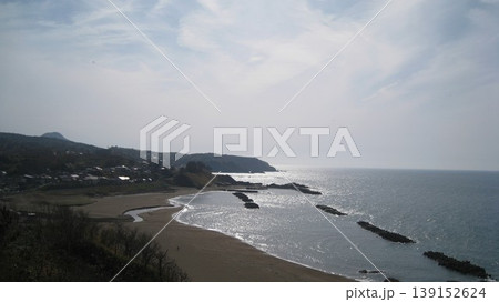 岬の上の公園から見えた海と砂浜と岬 岬の上の公園から見えた海と砂浜と岬 139152624