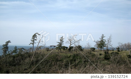 岬の上の東屋と石碑と海と空 139152724