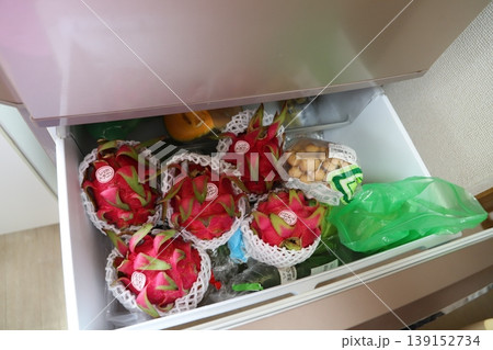冷蔵庫に収納されたドラゴンフルーツと食材 冷蔵庫に収納されたドラゴンフルーツと食材 139152734