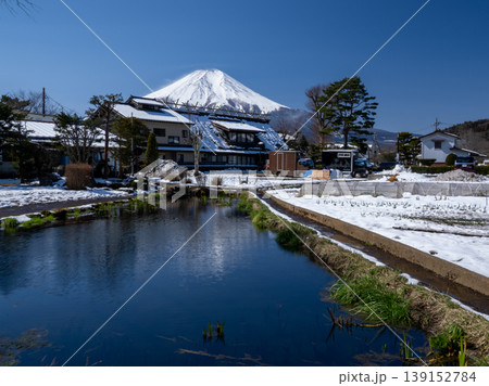 忍野八海から見える雪の岩木山 忍野八海から見える雪の岩木山 139152784