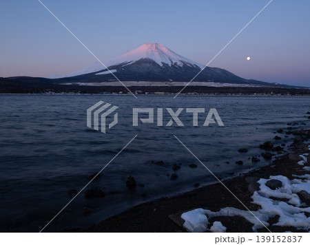 山中湖から見た冬の朝の紅山 山中湖から見た冬の朝の紅山 139152837