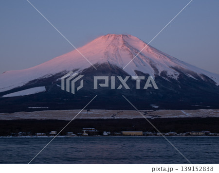 山中湖から見た冬の朝の紅山 山中湖から見た冬の朝の紅山 139152838