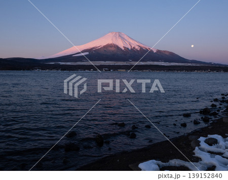 山中湖から見た冬の朝の紅山 山中湖から見た冬の朝の紅山 139152840